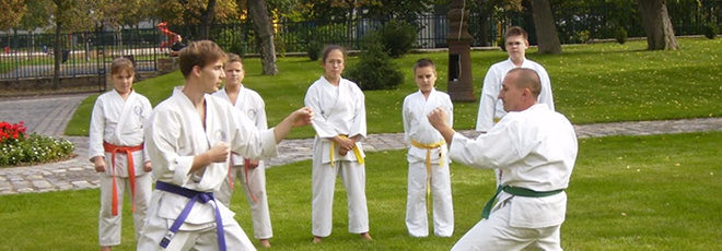 Karate bemutató a szabadban